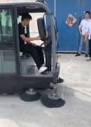 揚(yáng)子全封閉掃地車，客戶上門試機(jī)中！