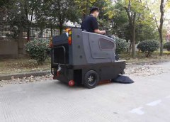 怎樣選擇掃地車廠家小型電動(dòng)掃地車